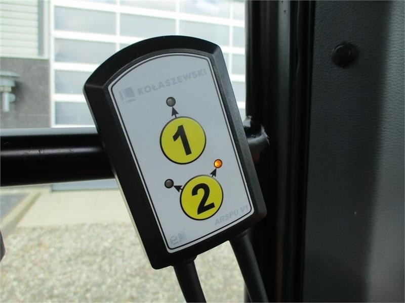 Solis H26 HST SNOW EDITION med frontlift, front PTO, Var - Tracteur communal: photos 4 Solis H26 HST SNOW EDITION med frontlift, front PTO, Var - Tracteur communal: photos 4