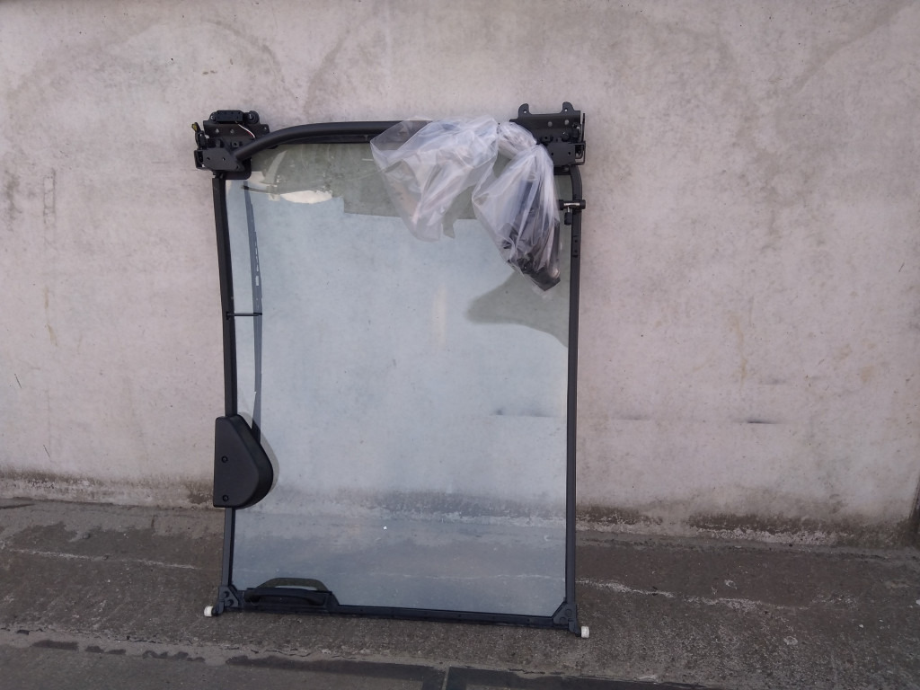 Hitachi YA00000236 - YA00042777 - Fenêtre et pièces pour Engins de chantier: photos 2 Hitachi YA00000236 - YA00042777 - Fenêtre et pièces pour Engins de chantier: photos 2