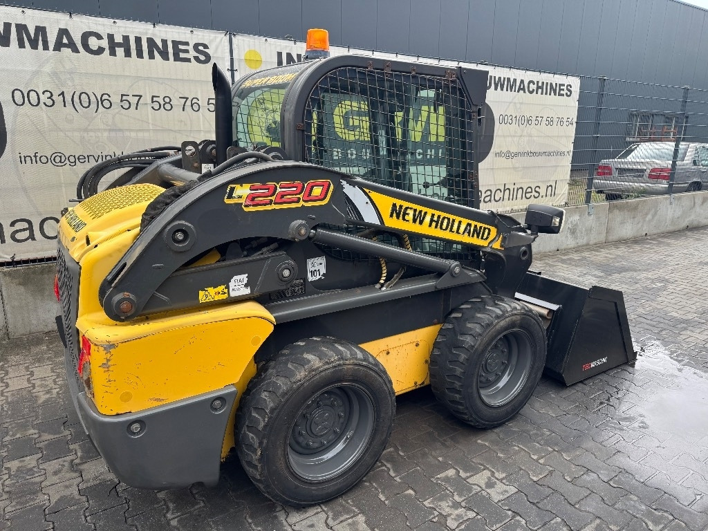 New Holland L220 - Mini chargeuse: photos 3 New Holland L220 - Mini chargeuse: photos 3