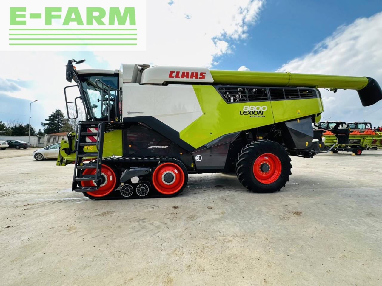 CLAAS LEXION 8800 TT E5 - Moissonneuse-batteuse: photos 2 CLAAS LEXION 8800 TT E5 - Moissonneuse-batteuse: photos 2
