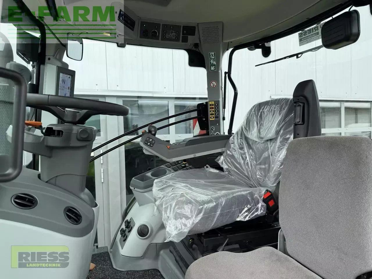 CLAAS axion 800 cis+ hexashift HEXASHIFT CIS+ - Tracteur agricole: photos 4 CLAAS axion 800 cis+ hexashift HEXASHIFT CIS+ - Tracteur agricole: photos 4