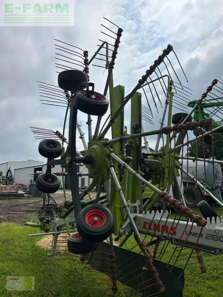 CLAAS liner 2800 - Faneuse: photos 4 CLAAS liner 2800 - Faneuse: photos 4