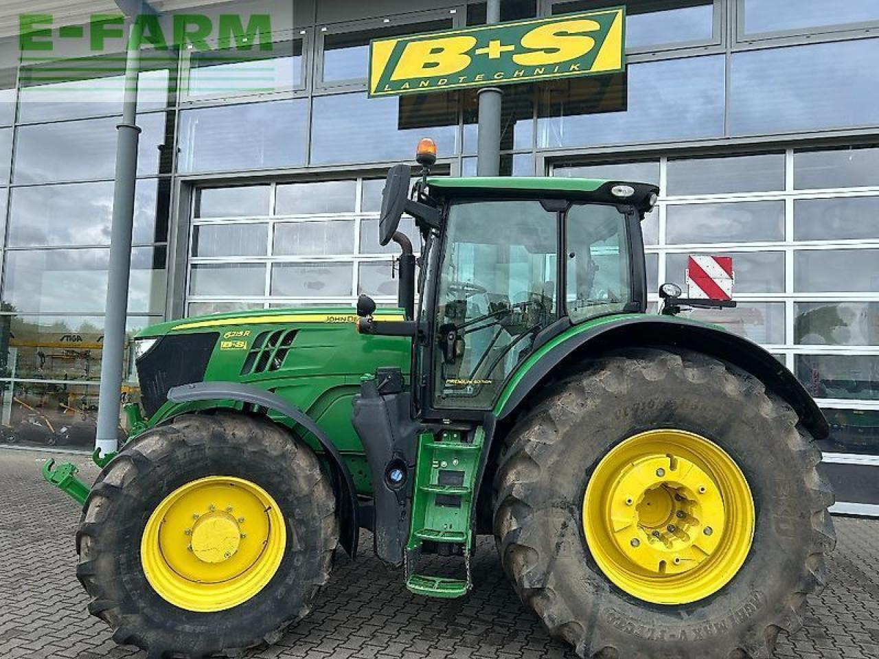 John Deere traktor 6215r - Tracteur agricole: photos 1 John Deere traktor 6215r - Tracteur agricole: photos 1