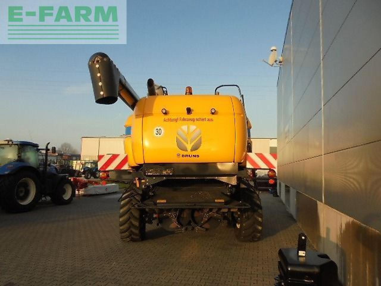 New Holland ch7.70 my19 - Moissonneuse-batteuse: photos 4 New Holland ch7.70 my19 - Moissonneuse-batteuse: photos 4