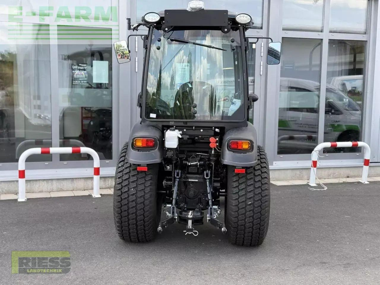 Solis 26 hst kabine panther (black) - Tracteur agricole: photos 3 Solis 26 hst kabine panther (black) - Tracteur agricole: photos 3