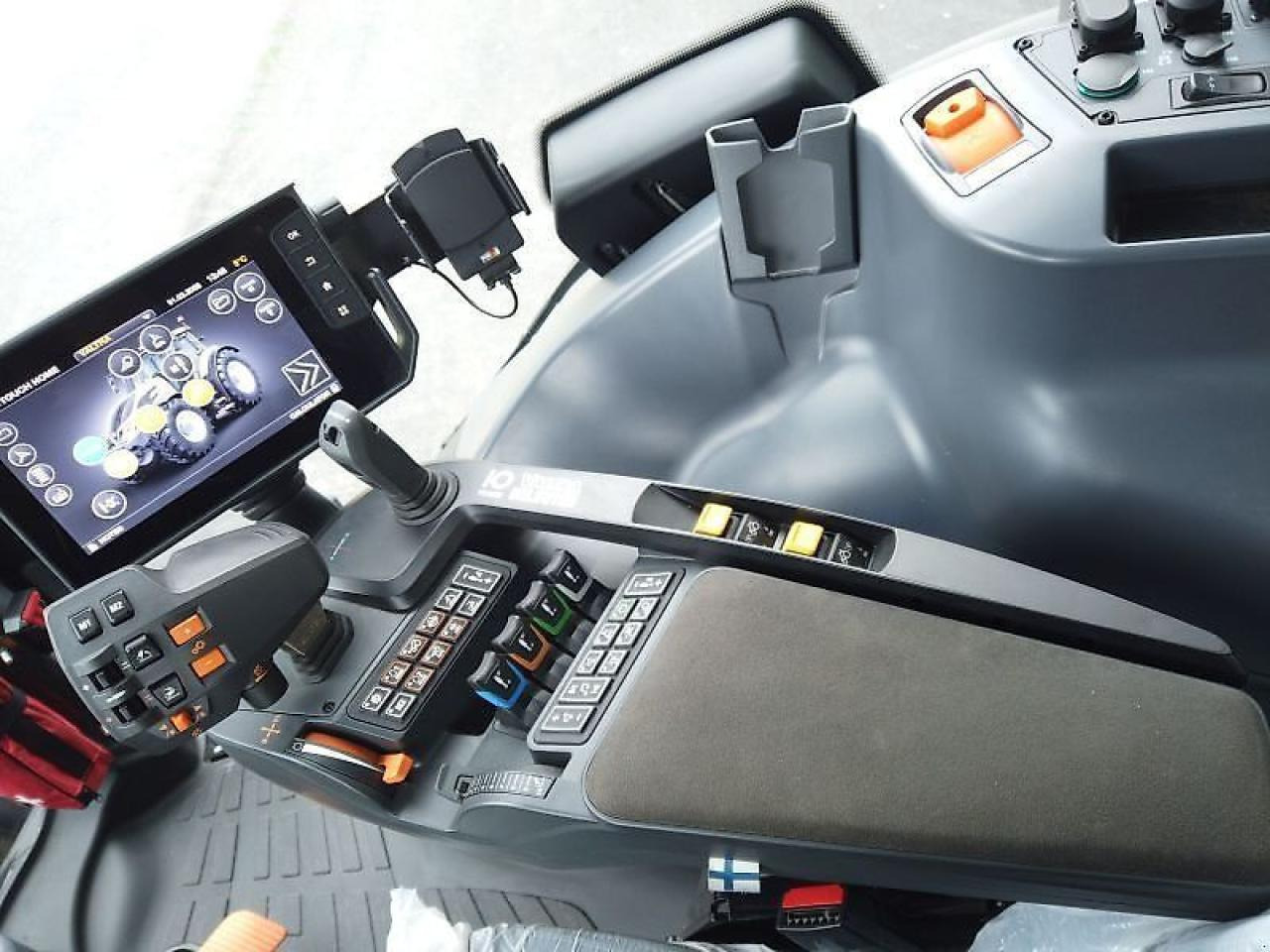 Tracteur agricole Valtra q305: photos 17