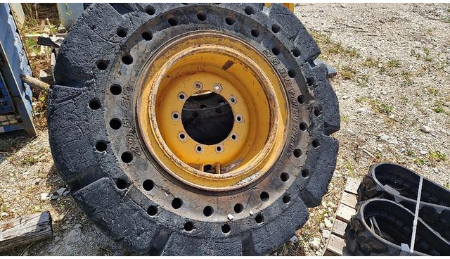 Pneu Big Vollgummi Räder 20,5 x 25 mit Volvo Felgen: photos 12 Pneu Big Vollgummi Räder 20,5 x 25 mit Volvo Felgen: photos 12