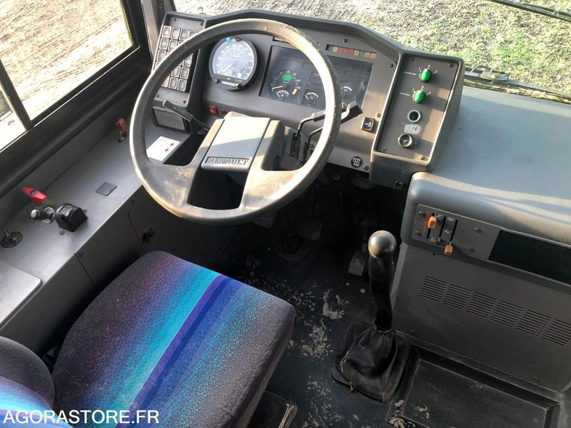 AUTOCAR RENAULT MEDIUM 36 PL - Bus scolaire: photos 4 AUTOCAR RENAULT MEDIUM 36 PL - Bus scolaire: photos 4