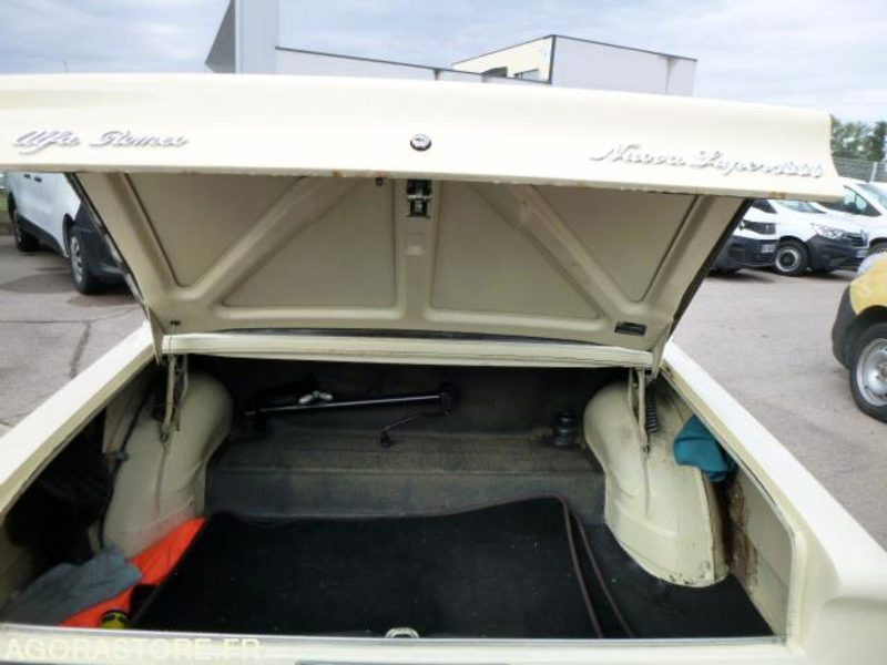 Voiture Alfa Romeo Giulia - 1976 - 92500km - COLLECTION - Livret d'origine: photos 8 Voiture Alfa Romeo Giulia - 1976 - 92500km - COLLECTION - Livret d'origine: photos 8