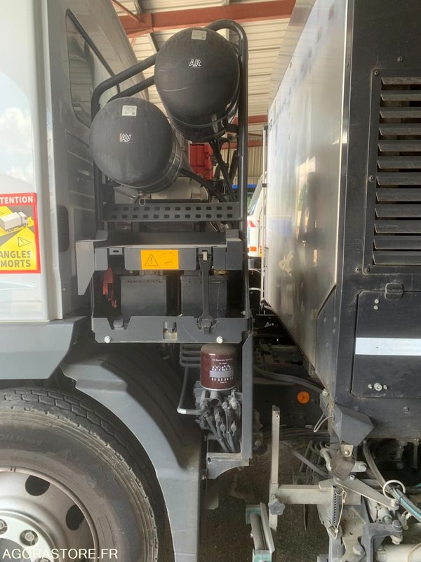 BALAYEUSE COMPOSÉE D'UN PORTEUR MERCEDES ET D'UN SYSTÈME DE BALAYAGE SCHMIDT - Balayeuse de voirie: photos 2 BALAYEUSE COMPOSÉE D'UN PORTEUR MERCEDES ET D'UN SYSTÈME DE BALAYAGE SCHMIDT - Balayeuse de voirie: photos 2