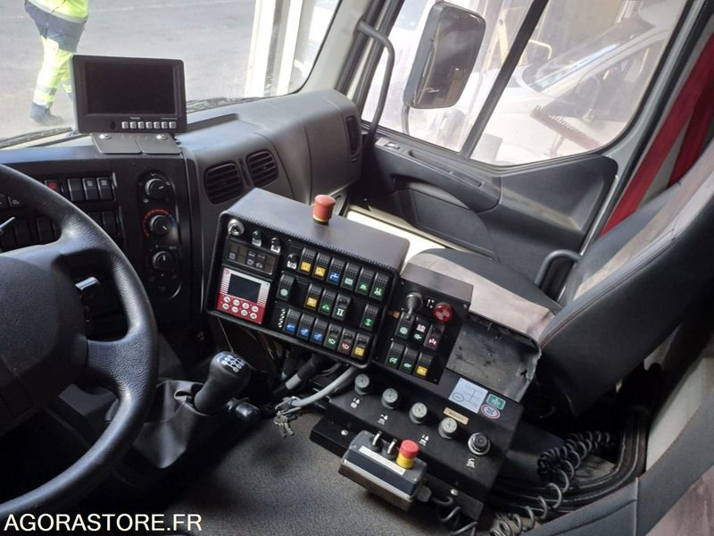 BALAYEUSE SEMAT ET CHASSIS RENAULT 2018 - 64104 - Balayeuse de voirie: photos 4 BALAYEUSE SEMAT ET CHASSIS RENAULT 2018 - 64104 - Balayeuse de voirie: photos 4