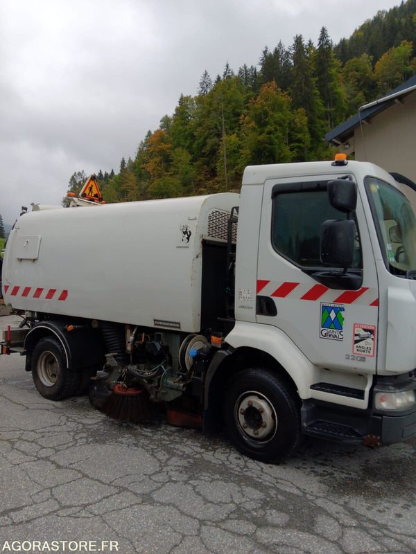BALAYEUSE de Voiries- RENAULT MIDLUM 220 DXI avec aspiratrice EUROVOIRIE - Balayeuse de voirie: photos 4 BALAYEUSE de Voiries- RENAULT MIDLUM 220 DXI avec aspiratrice EUROVOIRIE - Balayeuse de voirie: photos 4