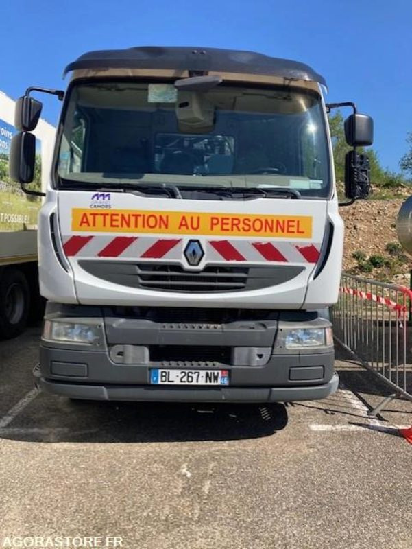BOM Renault Midlum en attente - Benne à ordures ménagères: photos 1 BOM Renault Midlum en attente - Benne à ordures ménagères: photos 1
