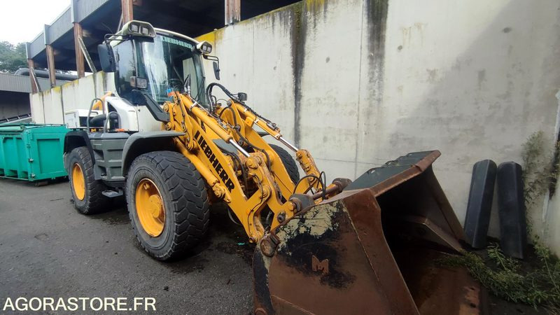 Chargeuse LIEBHERR L524 avec godet haut déversement - 2012 - Chargeuse: photos 1 Chargeuse LIEBHERR L524 avec godet haut déversement - 2012 - Chargeuse: photos 1