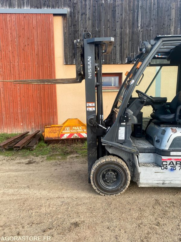 Chariot élévateur GAZ NISSAN 1.8T - Chariot élévateur à gaz: photos 2 Chariot élévateur GAZ NISSAN 1.8T - Chariot élévateur à gaz: photos 2