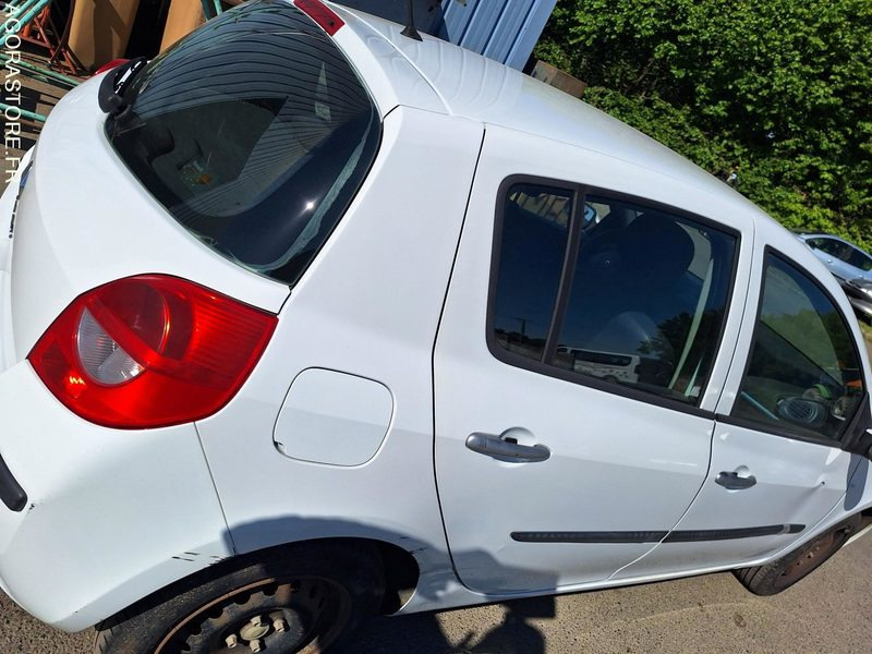 Clio blanche - Voiture: photos 1 Clio blanche - Voiture: photos 1