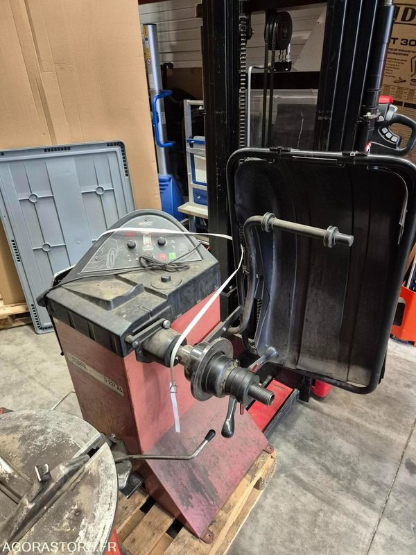 EQUILIBREUSE DE ROUES FACOM - Outil/ Équipement: photos 1 EQUILIBREUSE DE ROUES FACOM - Outil/ Équipement: photos 1