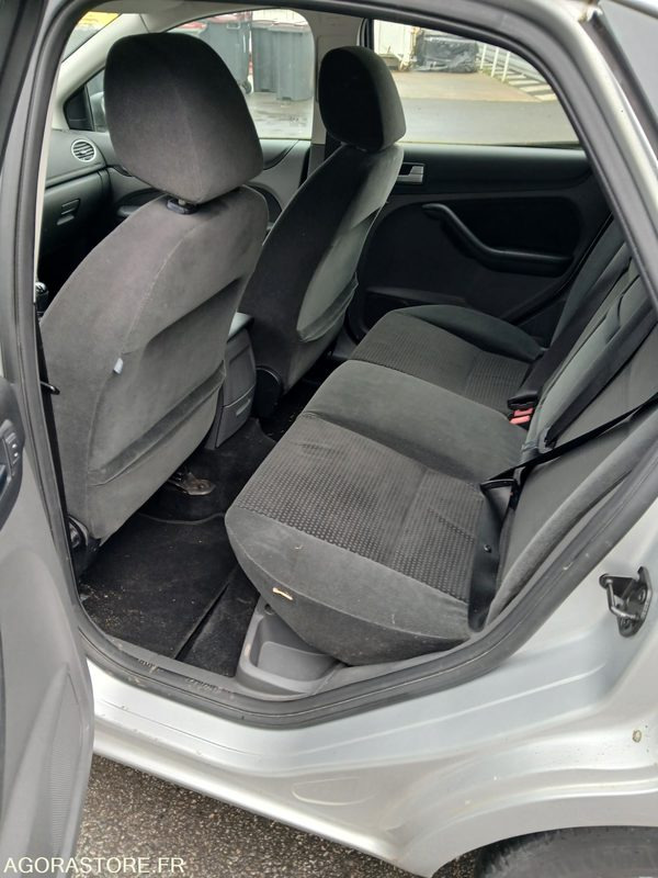 FORD FOCUS 1.8 ESSENCE - 2006 - 135 225 km - Voiture: photos 5 FORD FOCUS 1.8 ESSENCE - 2006 - 135 225 km - Voiture: photos 5