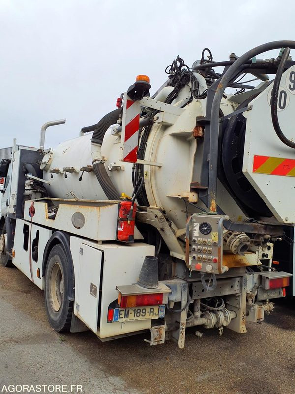 HYDROCUREUR 19T RIVARD - 2004 / 262 122 KM - Camion vidangeur: photos 2 HYDROCUREUR 19T RIVARD - 2004 / 262 122 KM - Camion vidangeur: photos 2
