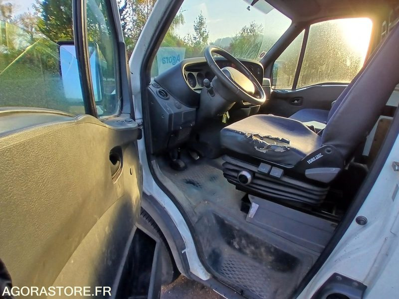 Iveco Daily – Diesel – 2004-172 288 KM - Fourgon utilitaire: photos 5 Iveco Daily – Diesel – 2004-172 288 KM - Fourgon utilitaire: photos 5