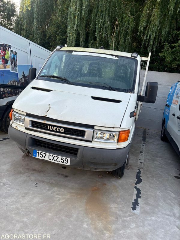 Iveco - Utilitaire benne: photos 1 Iveco - Utilitaire benne: photos 1