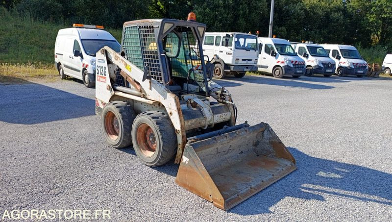 MINI CHARGEUR BOBCAT S130 - 2012 - 4758H - Chargeuse: photos 2 MINI CHARGEUR BOBCAT S130 - 2012 - 4758H - Chargeuse: photos 2