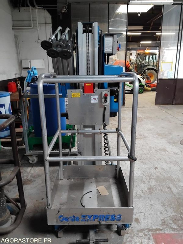 Monte charge - Outil/ Équipement: photos 1 Monte charge - Outil/ Équipement: photos 1