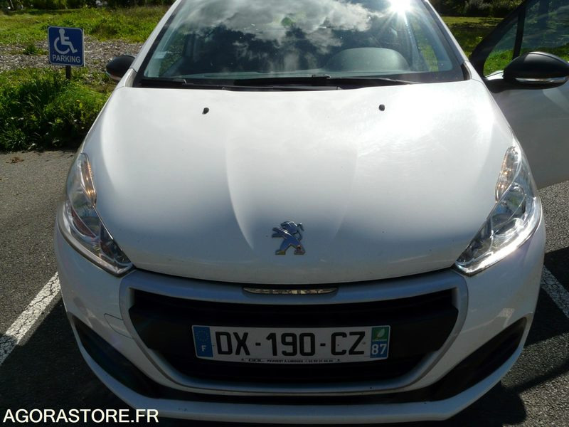 PEUGEOT 208 DX190CZ - Voiture: photos 1 PEUGEOT 208 DX190CZ - Voiture: photos 1