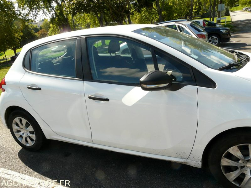 PEUGEOT 208 DX201CZ - Voiture: photos 2 PEUGEOT 208 DX201CZ - Voiture: photos 2