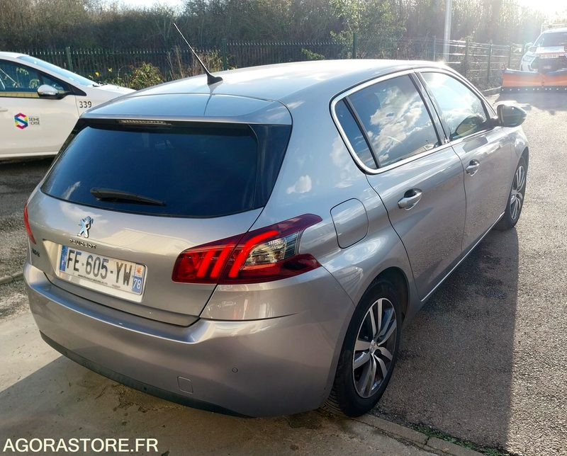PEUGEOT 308 phase II - 110ch - 2019 - 172160km - ESSENCE - Voiture: photos 5 PEUGEOT 308 phase II - 110ch - 2019 - 172160km - ESSENCE - Voiture: photos 5
