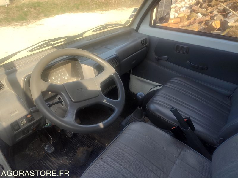 PIAGGIO 866 CZT 38 PORTER VENDU POUR PIECES VENDU SANS CONTROLE TECHNIQUE - Utilitaire benne: photos 4 PIAGGIO 866 CZT 38 PORTER VENDU POUR PIECES VENDU SANS CONTROLE TECHNIQUE - Utilitaire benne: photos 4