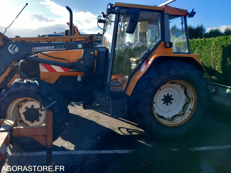 RENAULT CERES 335 AVEC CHARGEUR FAUCHEUX F2 (E2453-E3482) - Tracteur agricole: photos 2 RENAULT CERES 335 AVEC CHARGEUR FAUCHEUX F2 (E2453-E3482) - Tracteur agricole: photos 2
