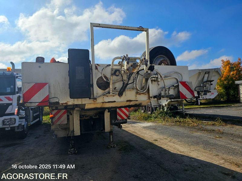 SEMI-REMORQUE PORTE ENGIN KAISER - 2001 - 128CLW77 (MPE057) - Remorque porte-engin surbaissée: photos 4 SEMI-REMORQUE PORTE ENGIN KAISER - 2001 - 128CLW77 (MPE057) - Remorque porte-engin surbaissée: photos 4
