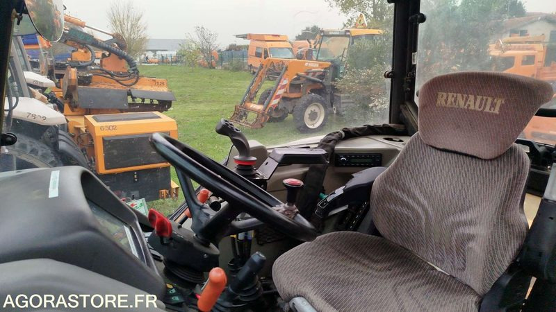Tracteur RENAULT ERGOS 446 - 2009 - 17145h - 799CKY31 - Tracteur agricole: photos 4 Tracteur RENAULT ERGOS 446 - 2009 - 17145h - 799CKY31 - Tracteur agricole: photos 4