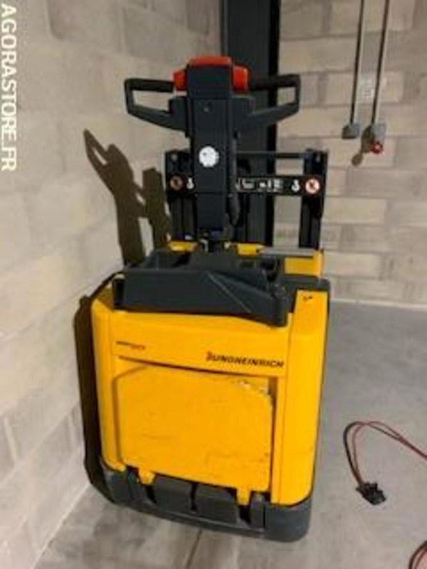 Transpalette électrique sur batteries déchargées. JUNGHEINRICH - Transpalette: photos 1 Transpalette électrique sur batteries déchargées. JUNGHEINRICH - Transpalette: photos 1