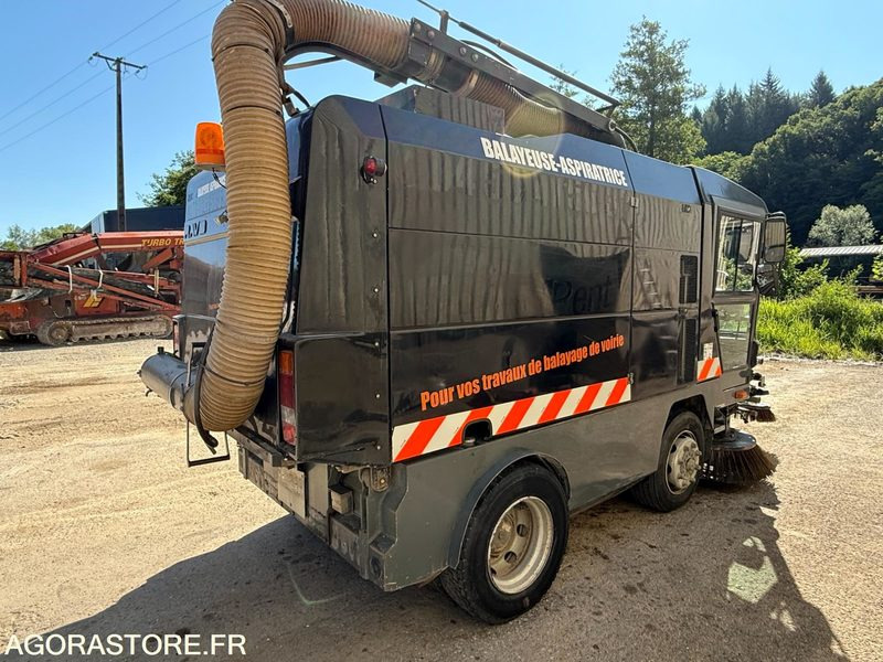Balayeuse aspiratrice MATHIEUX C 560-2003-6077 Heures - Balayeuse de voirie: photos 4 Balayeuse aspiratrice MATHIEUX C 560-2003-6077 Heures - Balayeuse de voirie: photos 4