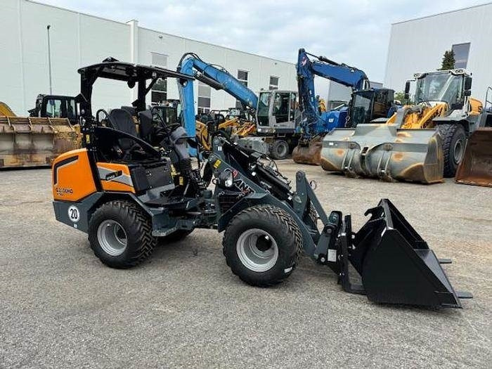 GiANT G2700 X-TRA HD Y - Chargeuse sur pneus: photos 1 GiANT G2700 X-TRA HD Y - Chargeuse sur pneus: photos 1