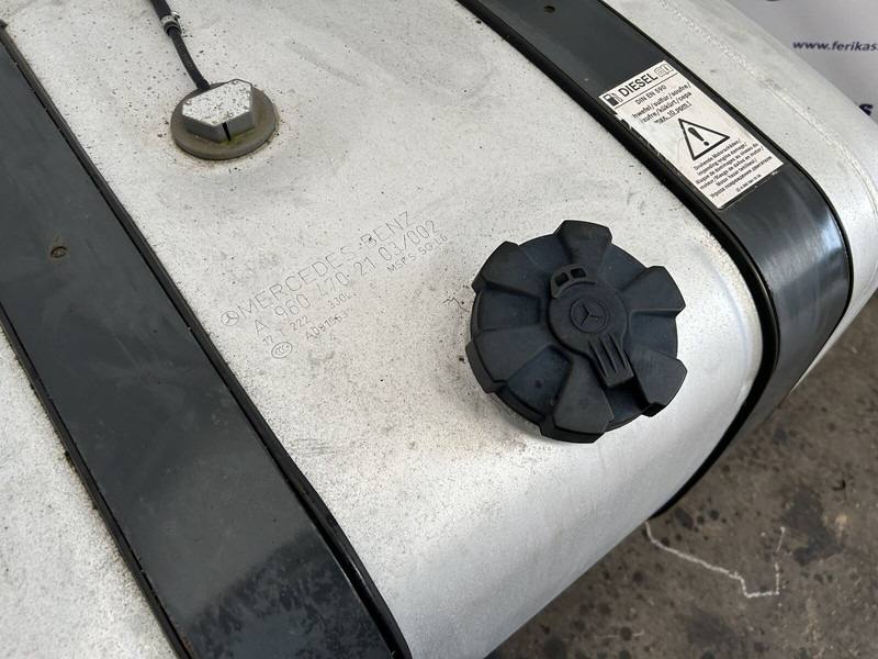 Mercedes-Benz 330L complete fuel tank with brackets - Réservoir de carburant pour Camion: photos 4 Mercedes-Benz 330L complete fuel tank with brackets - Réservoir de carburant pour Camion: photos 4