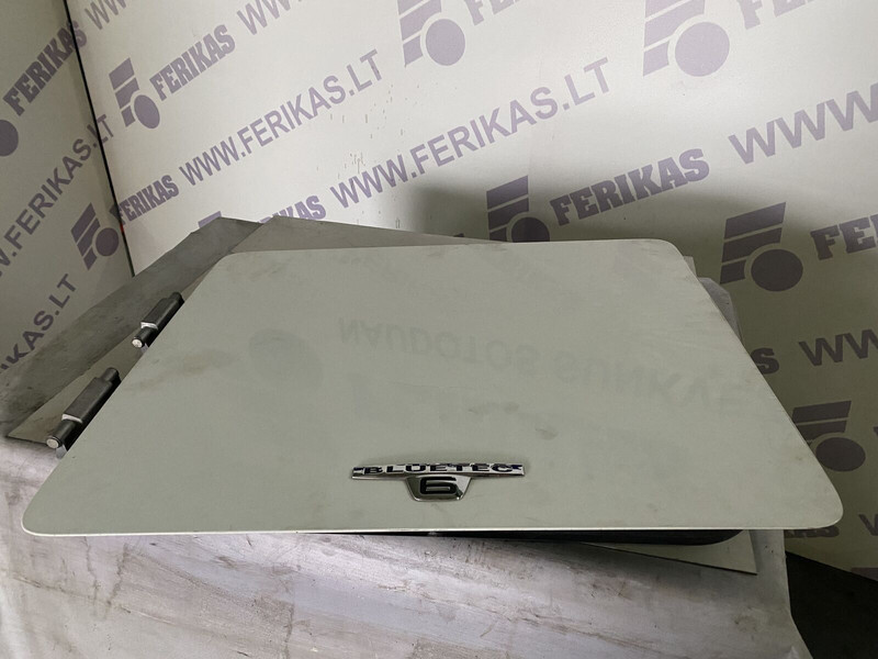Mercedes-Benz STORAGE COMPARTMENT FLAP - Pare-chocs pour Camion: photos 1 Mercedes-Benz STORAGE COMPARTMENT FLAP - Pare-chocs pour Camion: photos 1
