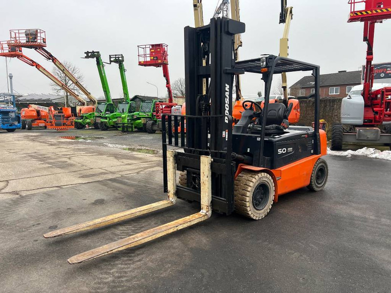 Doosan B50X5 5T 6m Triplex non-marking (1840) - Chariot élévateur électrique: photos 3 Doosan B50X5 5T 6m Triplex non-marking (1840) - Chariot élévateur électrique: photos 3