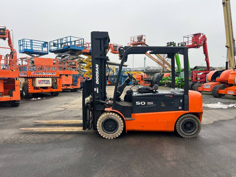 Doosan B50X5 5T 6m Triplex non-marking (1840) - Chariot élévateur électrique: photos 2 Doosan B50X5 5T 6m Triplex non-marking (1840) - Chariot élévateur électrique: photos 2