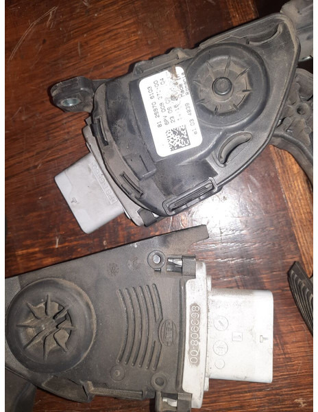 MAN  - Pédale: photos 2 MAN  - Pédale: photos 2