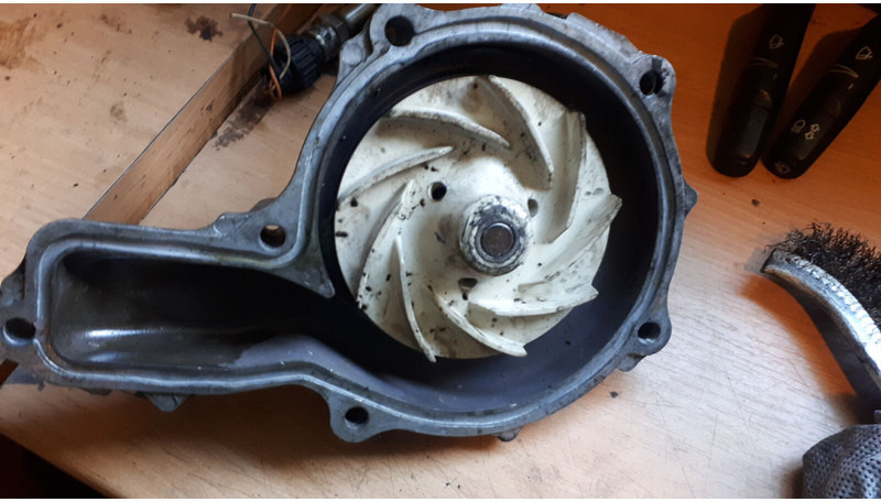 Volvo B 12 9700 . FM/FH - Pompe à liquide de refroidissement: photos 2 Volvo B 12 9700 . FM/FH - Pompe à liquide de refroidissement: photos 2