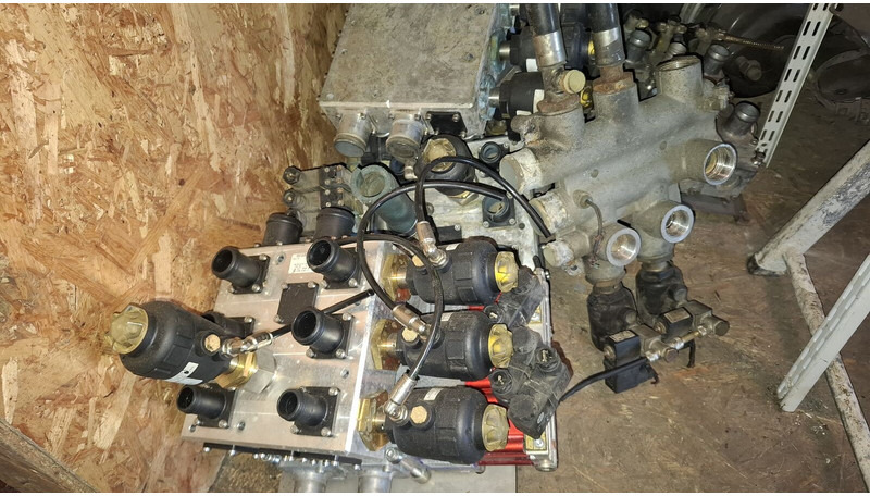 Volvo электроклапан отопления UWE Viking X3M-2 - Valve: photos 1 Volvo электроклапан отопления UWE Viking X3M-2 - Valve: photos 1