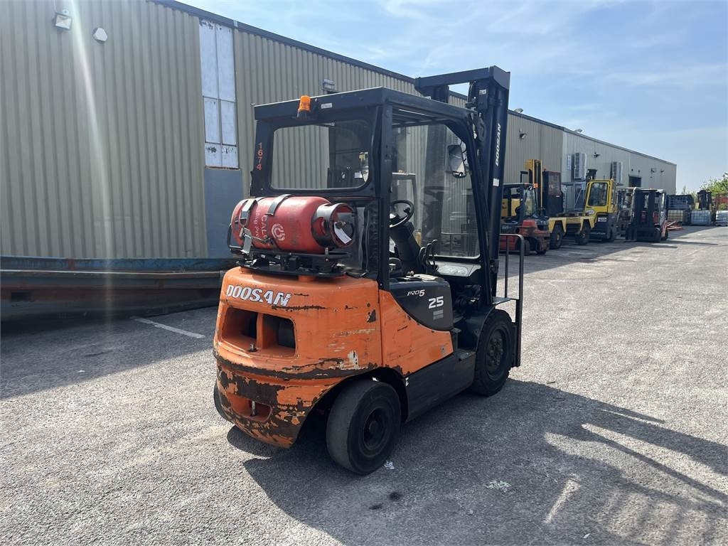 Doosan G25E-5 - Chariot élévateur à gaz: photos 3 Doosan G25E-5 - Chariot élévateur à gaz: photos 3