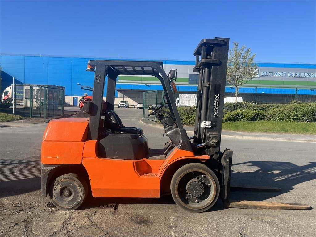 Toyota 7FGCU55 - Chariot élévateur à gaz: photos 4 Toyota 7FGCU55 - Chariot élévateur à gaz: photos 4