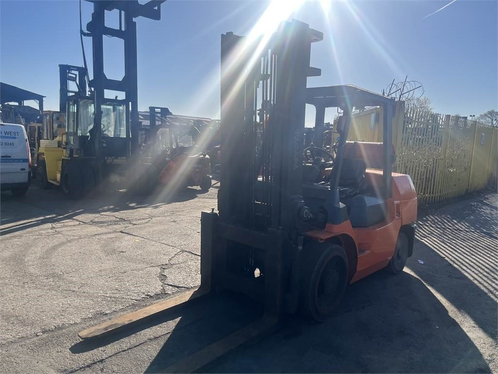 Toyota 7FGCU55 - Chariot élévateur à gaz: photos 2 Toyota 7FGCU55 - Chariot élévateur à gaz: photos 2