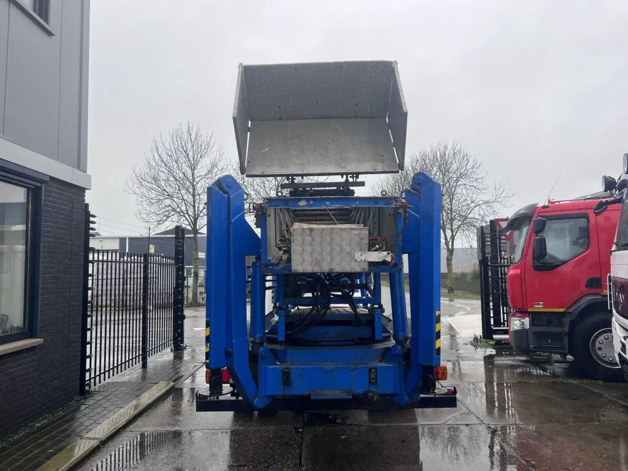 International 4600 4x2 210HP + TEUPEN hyL International 4600 4x2 210HP + TEUPEN hyLI - Camion avec nacelle: photos 5 International 4600 4x2 210HP + TEUPEN hyL International 4600 4x2 210HP + TEUPEN hyLI - Camion avec nacelle: photos 5
