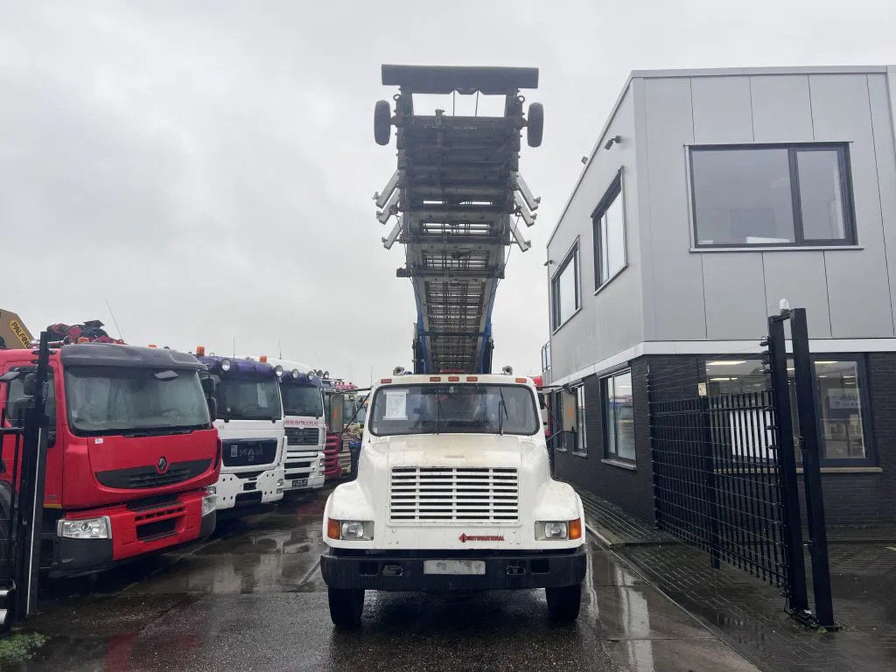 International 4600 4x2 210HP + TEUPEN hyL International 4600 4x2 210HP + TEUPEN hyLI - Camion avec nacelle: photos 2 International 4600 4x2 210HP + TEUPEN hyL International 4600 4x2 210HP + TEUPEN hyLI - Camion avec nacelle: photos 2