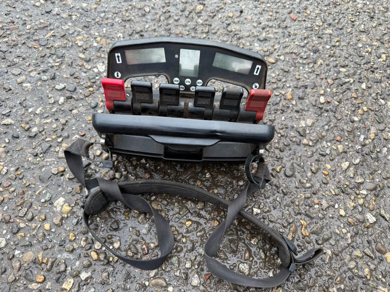 Scania R500 V8 8X4 + HIAB 220-5 + REMOTE + CABLELIFT - FULL STEEL SUSP. MANUAL GEAR. BIG AXLES - Camion grue: photos 3 Scania R500 V8 8X4 + HIAB 220-5 + REMOTE + CABLELIFT - FULL STEEL SUSP. MANUAL GEAR. BIG AXLES - Camion grue: photos 3